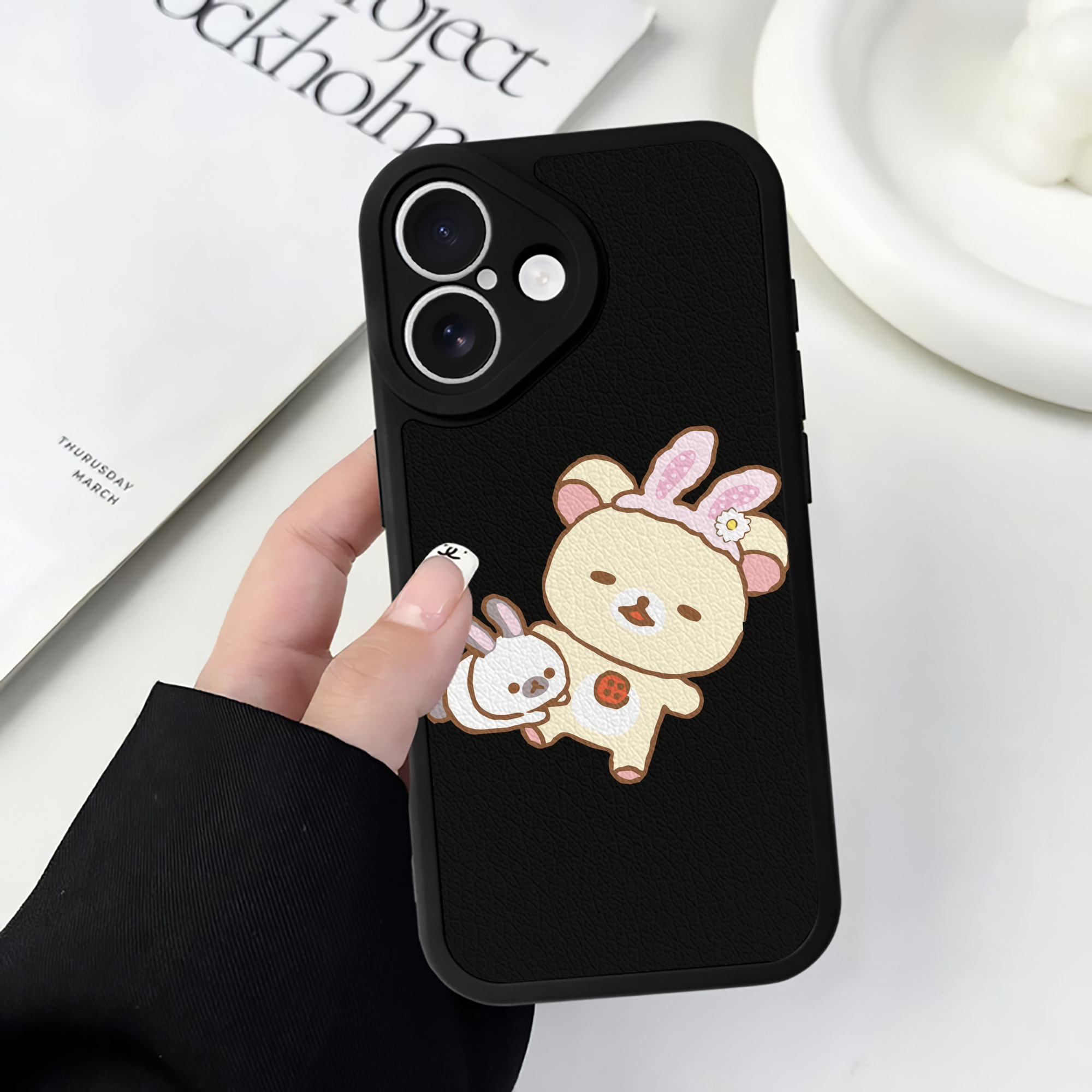 （画像用） リラックマ リラックマ キイロイトリ Rilakkuma Korilakkuma Kiiroitori 【iPhone 16シリーズ対応】シリコンスマホケース（レザー調） 材質：シリコン